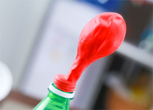 chemistry experiment for kids - blow up ballons with carbon dioxide from Asynt chemistry
